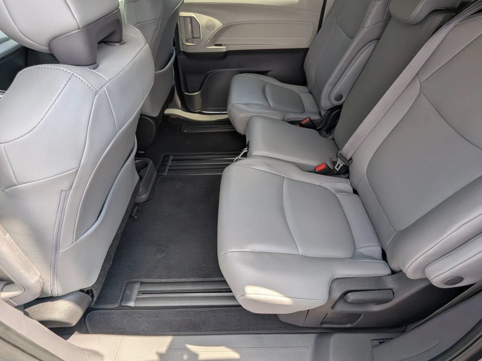 Used 2022 Toyota Sienna XLE FWD image 17