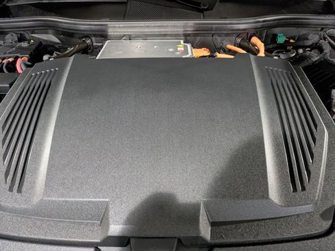 Used 2024 Audi Q8 e-tron Prestige w/ Prestige Package image 29