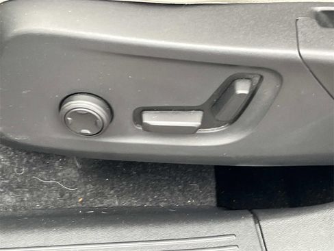 Used 2019 Volvo XC40 T4 Momentum image 21