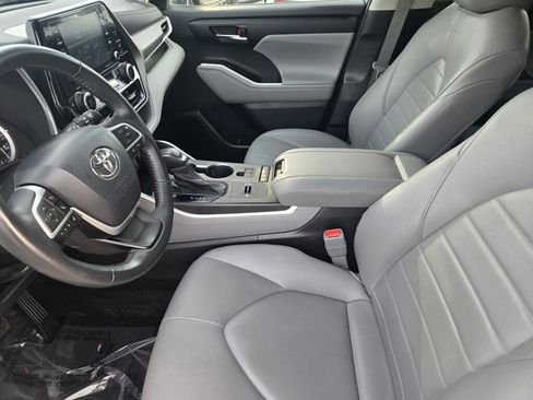Used 2022 Toyota Highlander XLE image 23