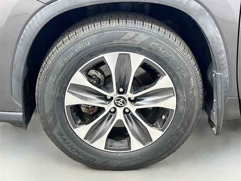 Used 2023 Toyota Highlander XLE image 27