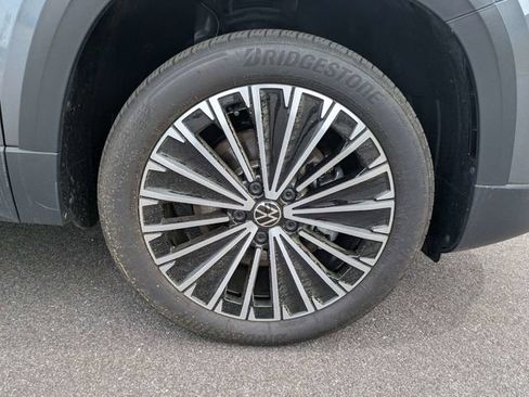 Used 2025 Volkswagen Taos SE FWD image 11