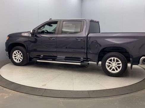 Used 2022 Chevrolet Silverado 1500 LT w/ Z71 Off-Road Package AWD/4WD image 2