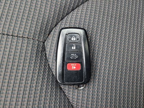 Used 2021 Toyota Highlander LE image 32