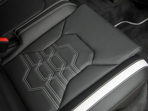 Used 2025 Lamborghini Urus SE image 40