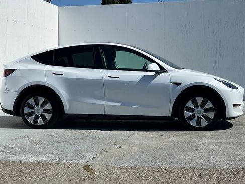 Used 2021 Tesla Model Y Long Range image 2