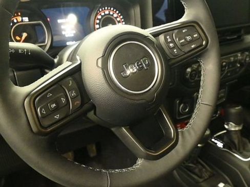 Used 2025 Jeep Gladiator Mojave w/ Convenience Group AWD/4WD image 13