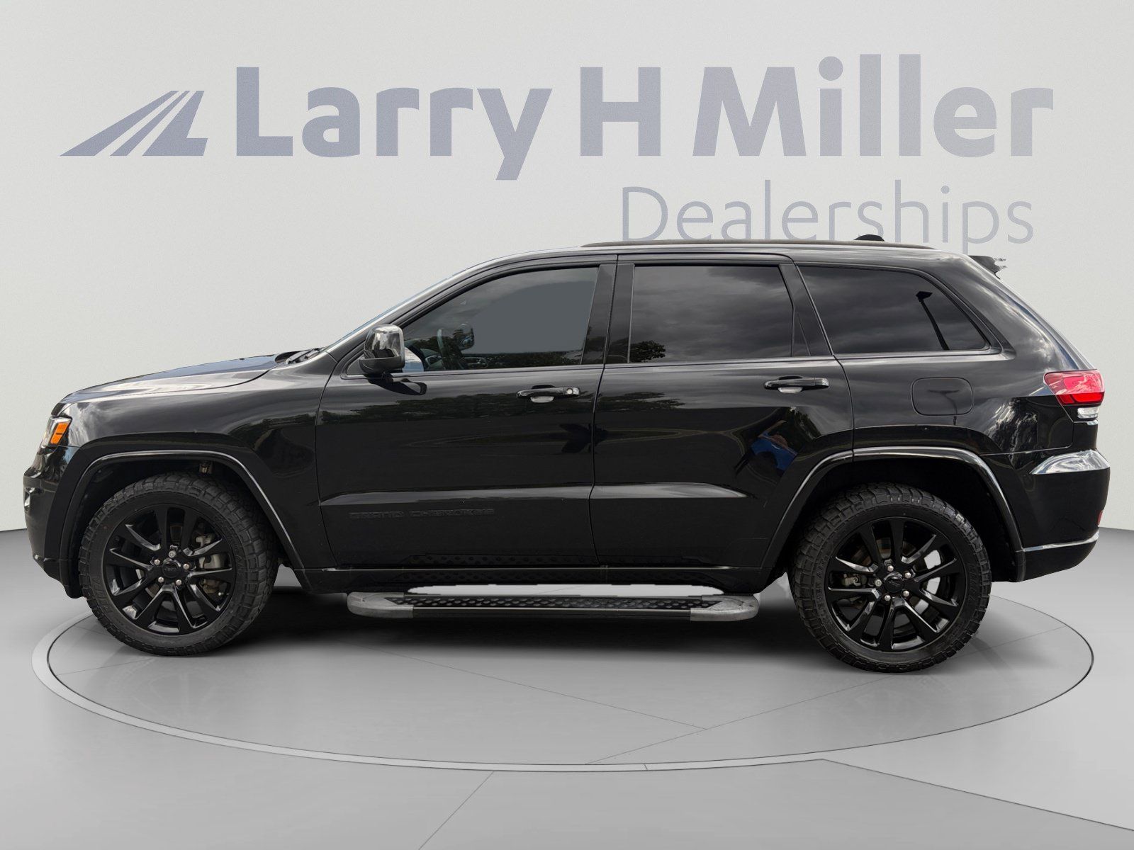Used 2018 Jeep Grand Cherokee Altitude RWD image 2