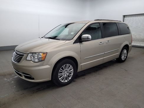Used 2015 Chrysler Town & Country Touring-L w/ Driver Convenience Group image 2