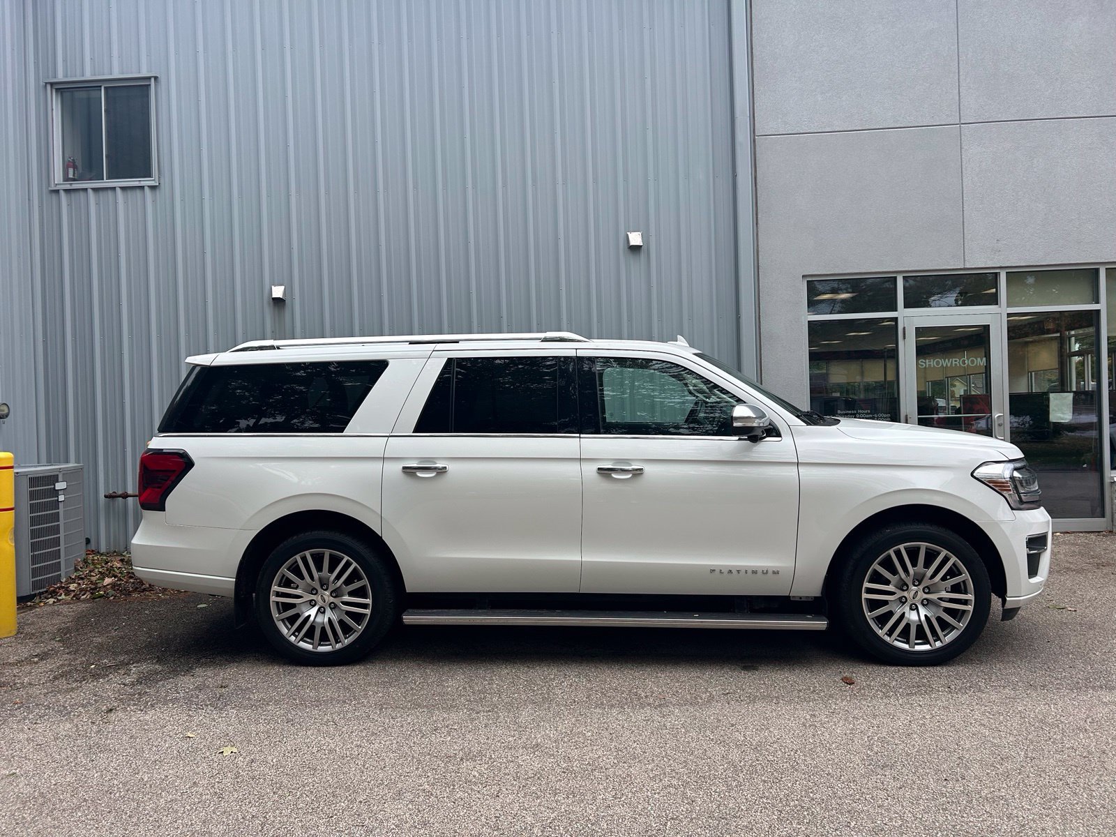 Used 2022 Ford Expedition Max Platinum AWD/4WD image 4