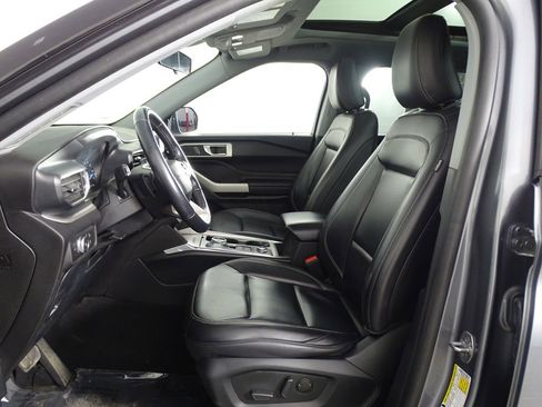 Used 2021 Ford Explorer XLT w/ Equipment Group 202A image 13