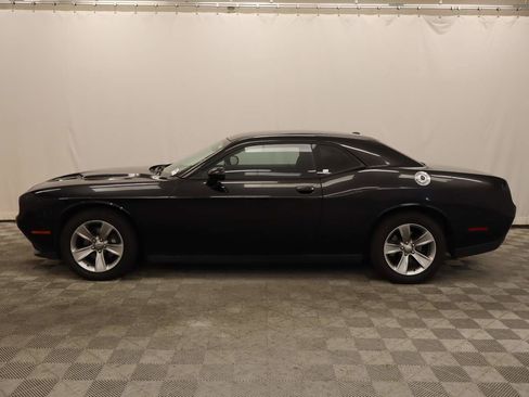 Used 2016 Dodge Challenger SXT image 2