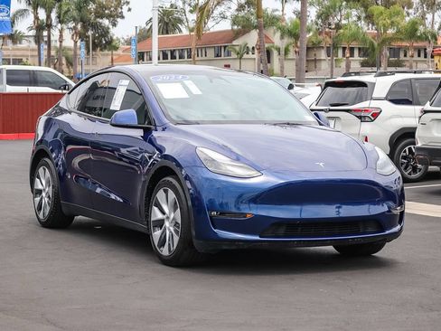 Used 2024 Tesla Model Y Long Range AWD/4WD image 3