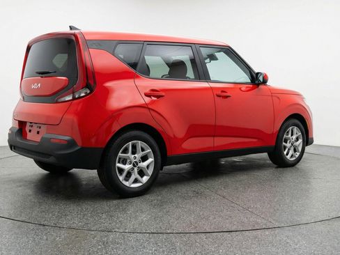 Used 2025 Kia Soul LX w/ LX Technology Package FWD image 9