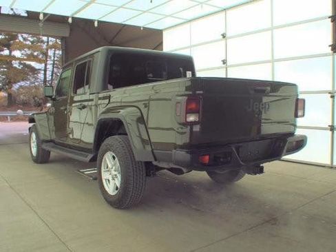 Used 2022 Jeep Gladiator Sport image 3