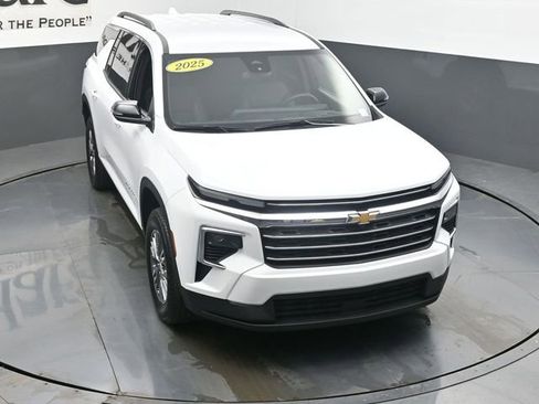 Used 2025 Chevrolet Traverse LT image 48