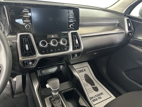 Used 2023 Kia Sorento LX image 4