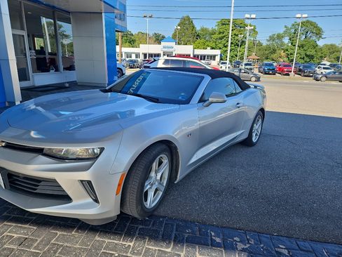 Used 2017 Chevrolet Camaro LT RWD image 2