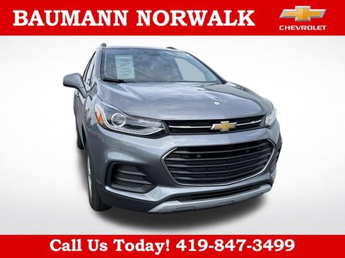 Used 2020 Chevrolet Trax LT w/ LT Convenience Package AWD/4WD image 2