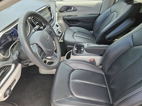 Used 2023 Chrysler Pacifica Touring-L FWD image 10