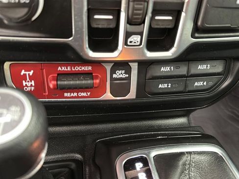 Used 2024 Jeep Wrangler Unlimited AWD/4WD image 23