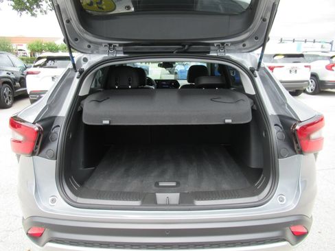 Used 2025 Chevrolet Trax LT w/ Sunroof Package FWD image 34