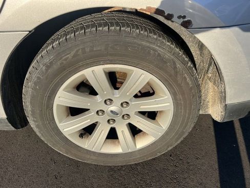 Used 2011 Ford Taurus SE image 9