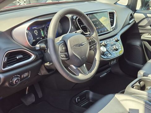 Used 2025 Chrysler Pacifica Select FWD image 15