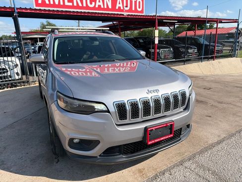 Used 2019 Jeep Cherokee Latitude Plus w/ Comfort/Convenience Group FWD image 8
