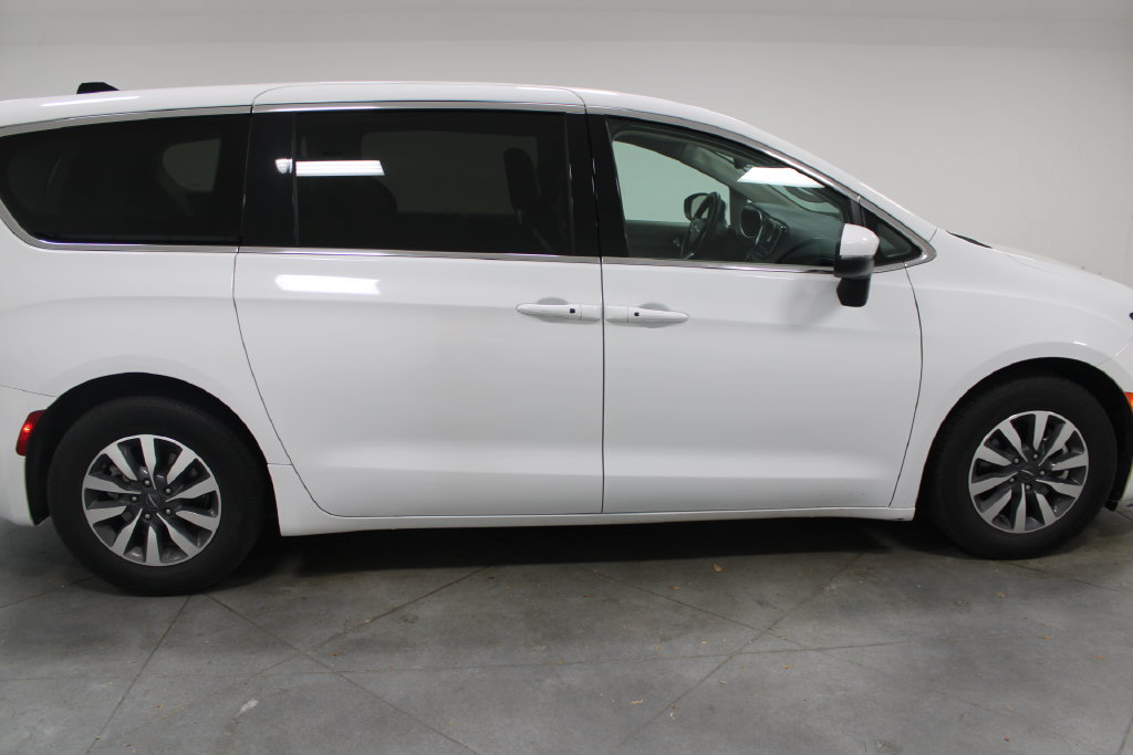 Used 2023 Chrysler Pacifica Touring-L FWD image 11