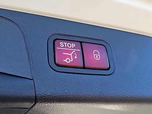 Used 2019 Mercedes-Benz GLC 350e 4MATIC image 32