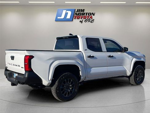 Used 2025 Toyota Tacoma SR image 5