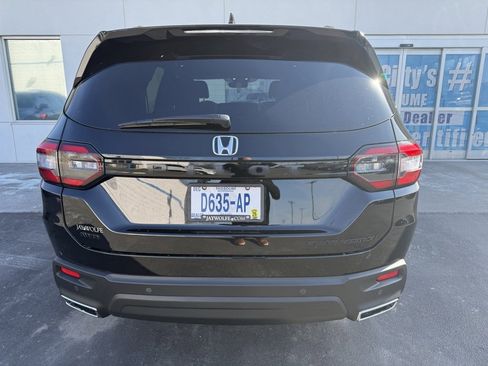 Certified 2025 Honda Pilot Black Edition image 3