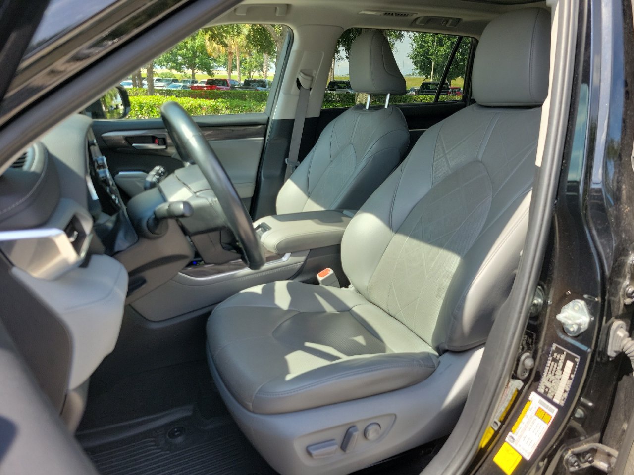 Used 2023 Toyota Highlander Platinum FWD image 17