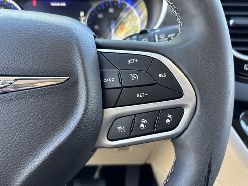 Used 2023 Chrysler Pacifica Touring-L image 27