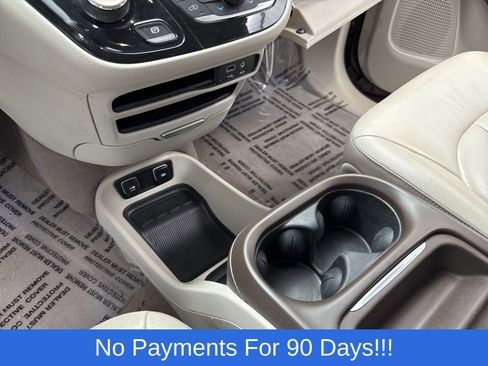 Used 2017 Chrysler Pacifica Touring-L image 17