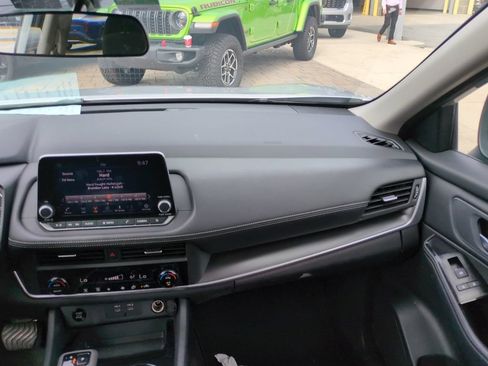 Used 2025 Nissan Rogue SV FWD image 7