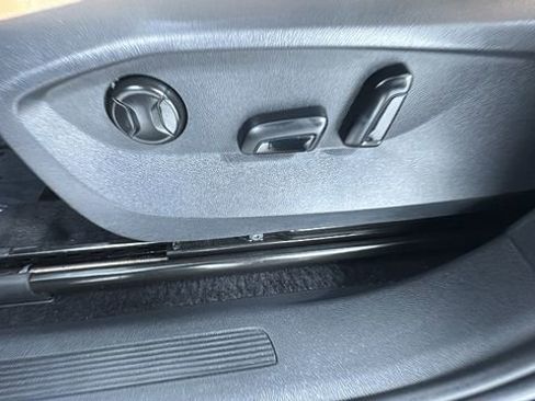 Used 2022 Volkswagen Tiguan SE image 11