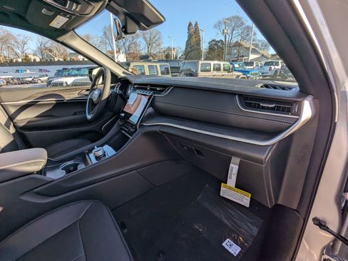 New 2025 Jeep Grand Cherokee L Limited w/ Black Appearance Package image 24