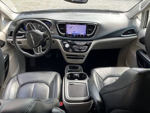 Used 2021 Chrysler Pacifica Touring-L FWD image 22