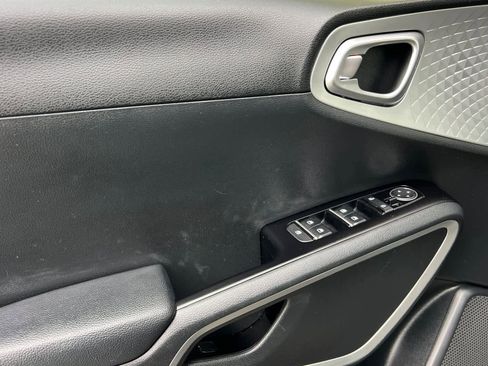 Used 2022 Kia Soul LX image 12