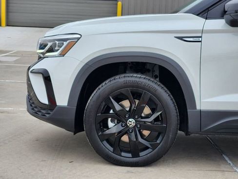 New 2024 Volkswagen Taos SE image 6