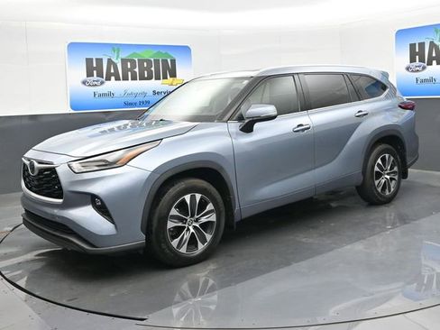 Used 2021 Toyota Highlander XLE AWD/4WD image 1