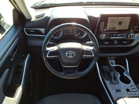 Used 2023 Toyota Highlander LE FWD image 15