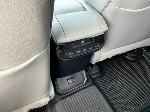 Used 2023 Toyota Highlander XLE image 29