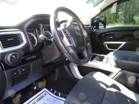 Used 2017 Nissan Titan SV image 13