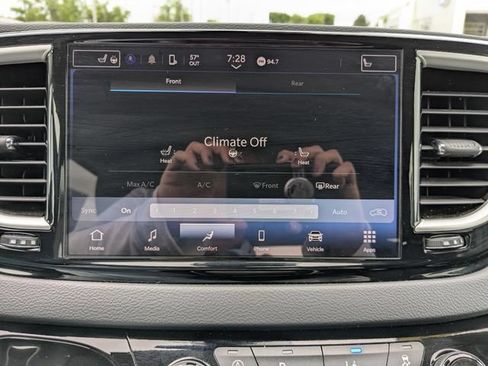 Used 2024 Chrysler Pacifica Touring-L FWD image 31