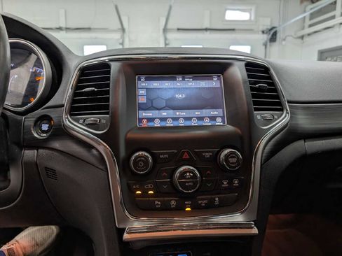 Used 2019 Jeep Grand Cherokee Laredo image 31