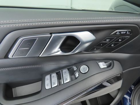 Used 2020 BMW X7 M50i image 24