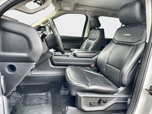 Used 2025 Ford Expedition Max Platinum AWD/4WD image 3